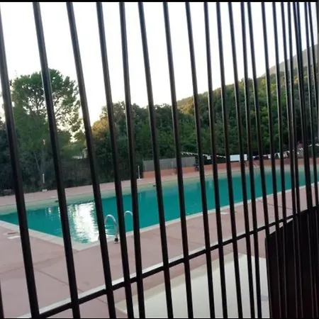 بيت للعطل Maison Entre Ocres Et Lavandes 3 *